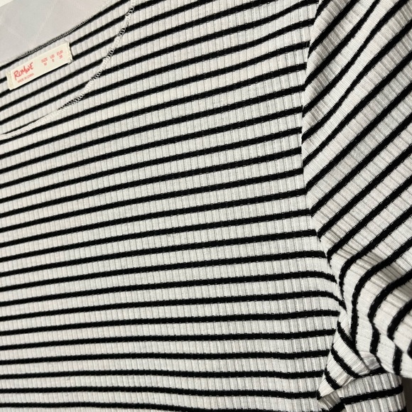 ROMWE Cropped Ribbed T-shirt - Picture 2 of 3